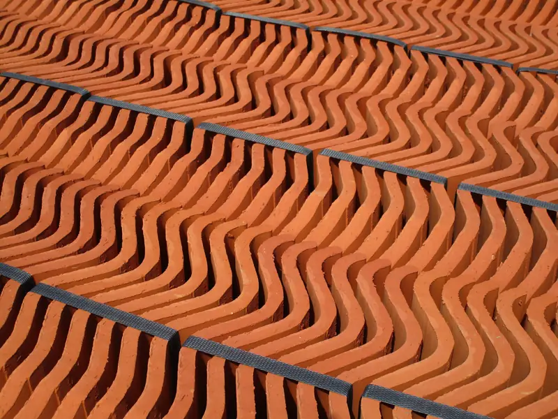 Nieuwe dakpannen op een pallet