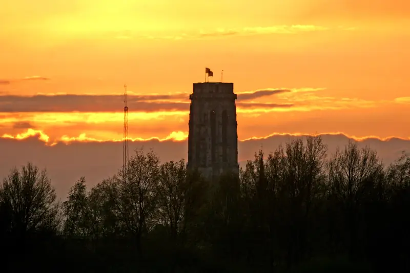 De Sint-Romboutstoren van Mechelen bij zonsondergang