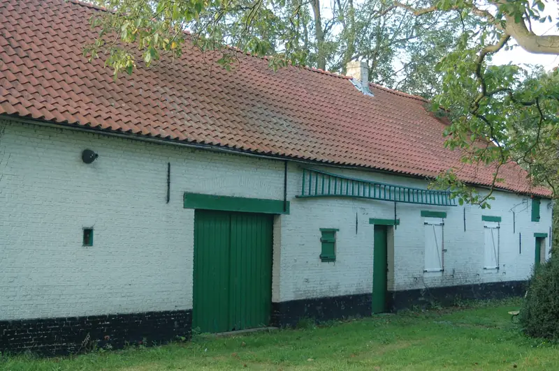 Een witte langgevelhoeve in Zemst-Bos