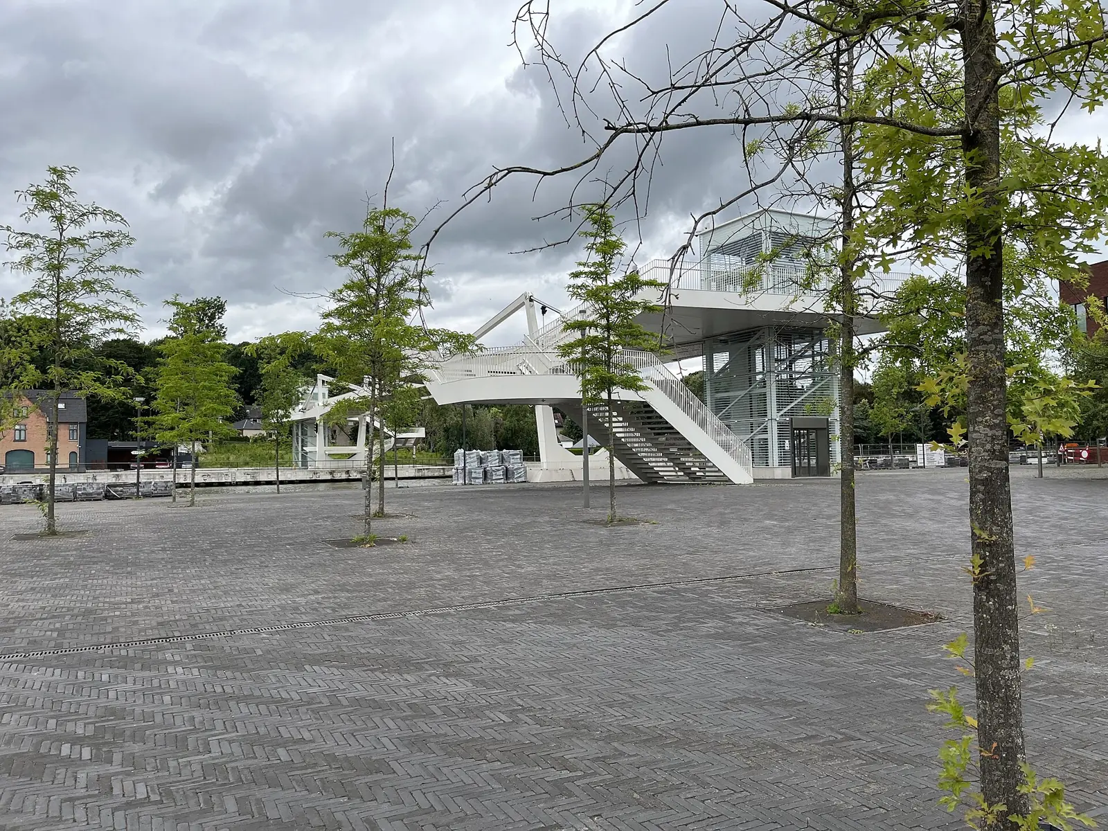 Het Broekplein in Vilvoorde met de Salangaanbrug over het kanaal