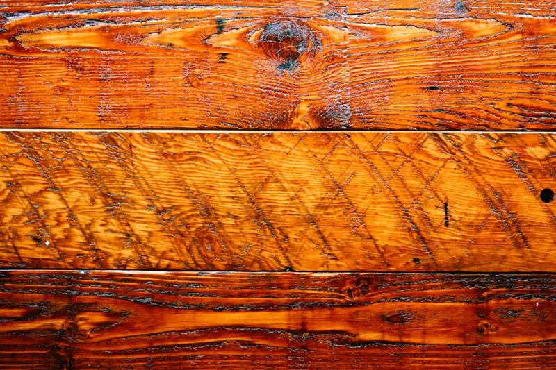 Oude houten planken met een diepe nerf