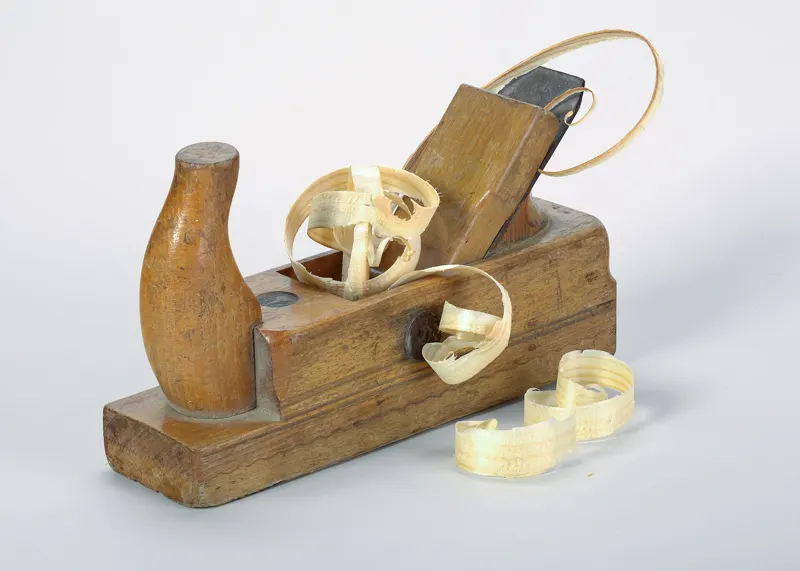 Een houten schaaf met krullen