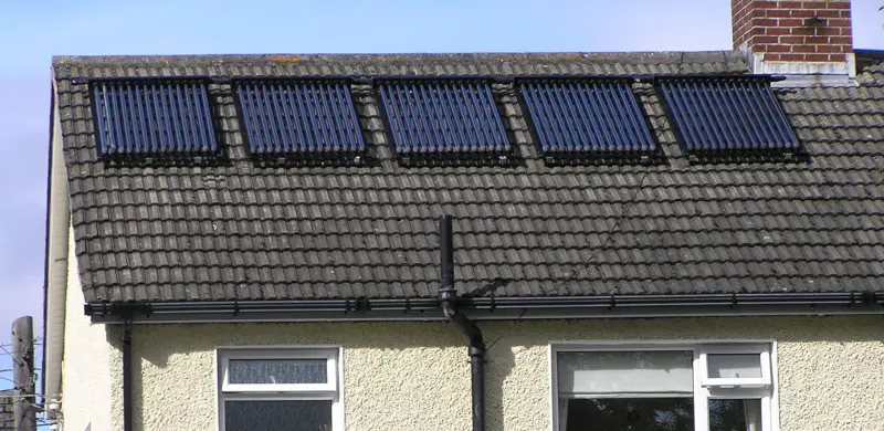 Zonnecollectoren voor warm water op een pannendak